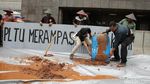 Greenpeace Aksi Tanam Padi di Depan Kedubes Jepang