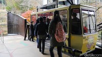 Foto: Lembah Shosenkyo ada di Prefektur Yamanashi, Jepang. Sekitar 30 menit dengan kendaraan bermotor dari Kota Kofu. Naik kereta gantung jadi opsi buat menyaksikan pesona alam di sin (Kurnia/detikTravel)