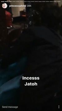 Bruk! Pakai Gaun 'Menyapu Lantai', Syahrini Jatuh Tersungkur