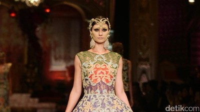 Foto: Koleksi La Divina Marchesa Karya Sebastian Gunawan