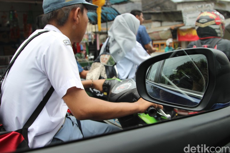 Ilustrasi anak sekolah naik motor tanpa SIM. Foto: Dadan Kuswaraharja Ilustrasi anak sekolah naik motor tanpa SIM. Foto: Dadan Kuswaraharja