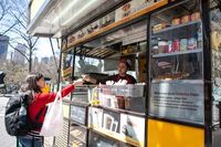 Anthony Bourdain Dukung Dewan Kota New York Perbanyak Izin Penjaja Makanan Kaki Lima