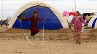Anak-anak pengungsi Irak tetap ceria meski tinggal di kamp pengungsian. Alaa Al-Marjani/Reuters/detikFoto.