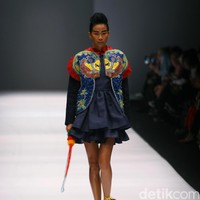 Koleksi Lenny Agustin mengusung tema Jaranan di Jakarta Fashion Week 2017. Senayan City. Jakarta. [Foto: Mohammad Abduh/Wolipop]