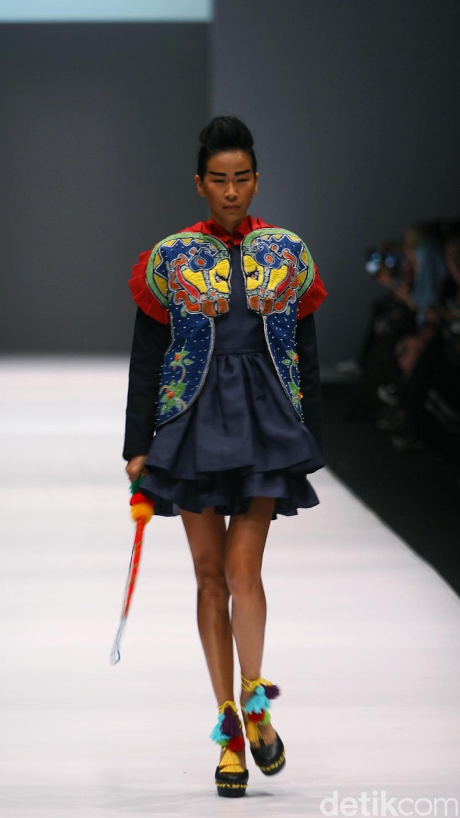 Koleksi Lenny Agustin mengusung tema Jaranan di Jakarta Fashion Week 2017. Senayan City. Jakarta. [Foto: Mohammad Abduh/Wolipop]