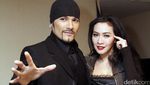 Jarang Tampil Berdua, Rommy Rafael dan Sang Istri Mesra Banget