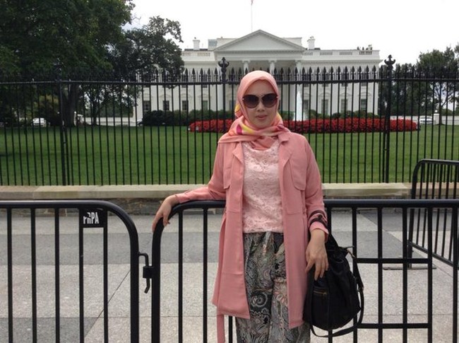 Yane Ardian sering tampil memakai hijab segi empat. Ia pun tak ragu mencoba tren hijab segi empat bermotif yang sedang hits di kalangan hijabers. Tampilan hijabnya selalu rapi dan modis, hingga tak jarang menuai pujian dari warganya. Foto: Situs resmi PDAm Kota Bogor