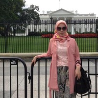 Yane Ardian sering tampil memakai hijab segi empat. Ia pun tak ragu mencoba tren hijab segi empat bermotif yang sedang hits di kalangan hijabers. Tampilan hijabnya selalu rapi dan modis, hingga tak jarang menuai pujian dari warganya. Foto: Situs resmi PDAm Kota Bogor