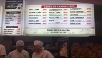 Akhirnya kami memesan La Lucha, Kentang Goreng, dan minuman Cokelat Panas. Harga satu La Lucha dipatok 18,90 soles atau sekitar Rp 75.600 (1 soles sekitar Rp 4.000) (Angga/detikTravel)