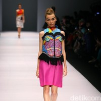 Koleksi Lenny Agustin mengusung tema Jaranan di Jakarta Fashion Week 2017. Senayan City. Jakarta. [Foto: Mohammad Abduh/Wolipop]