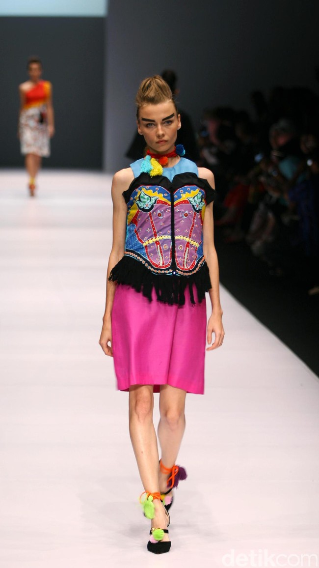 Koleksi Lenny Agustin mengusung tema Jaranan di Jakarta Fashion Week 2017. Senayan City. Jakarta. [Foto: Mohammad Abduh/Wolipop]
