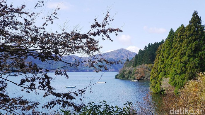 Begini Asyiknya Berlayar di Danau Ashi Jepang Saat Musim Gugur