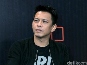 Penerjemah Lagu Mungkin Nanti Senang Kerja dengan Ariel NOAH