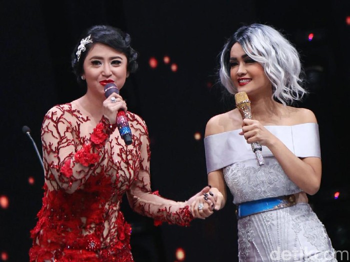 Saat Umrah, Julia Perez Sempat Tanya ke Dewi Persik Soal Doa