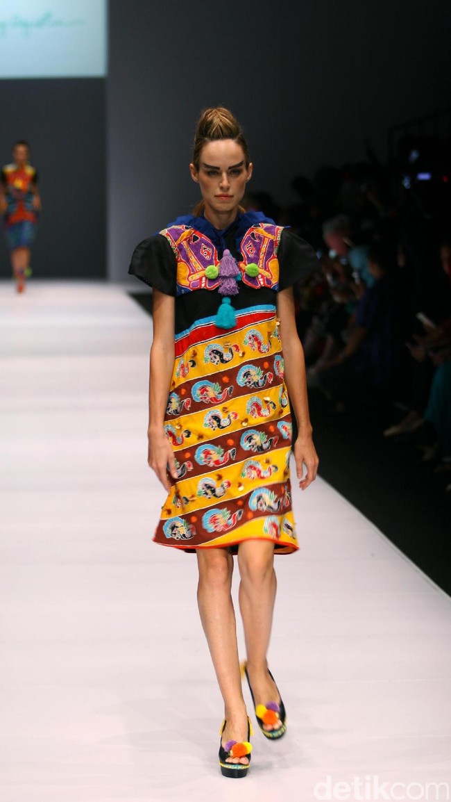 Koleksi Lenny Agustin mengusung tema Jaranan di Jakarta Fashion Week 2017. Senayan City. Jakarta. [Foto: Mohammad Abduh/Wolipop]