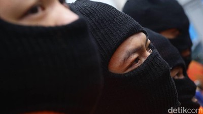 Para Tersangka Saksikan Pemusnahan Narkoba Oleh Jokowi