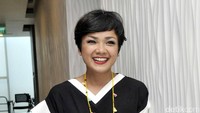 Aktris berusia 36 tahun itu juga melengkapi penampilannya dengan aksesori berupa kalung dan gelang warna-warni. Pool/Noel/detikFoto.