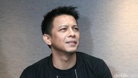 Kekasih Sophia Latjuba itu tampil dengan jaket, kaus dan jeans hitam. Pool/Ismail/detikFoto.