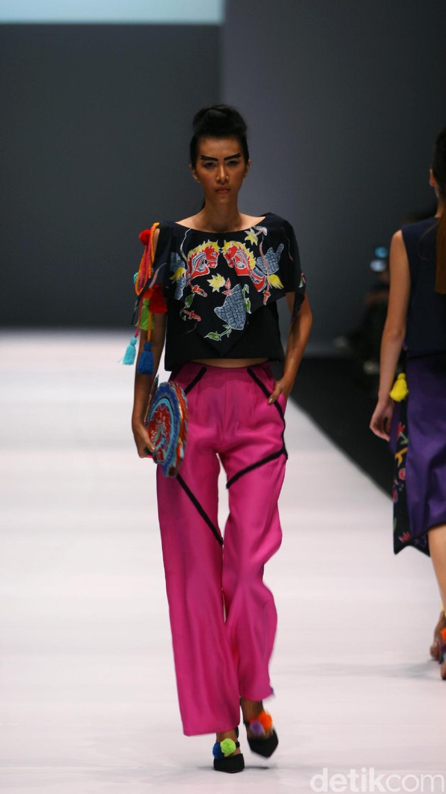 Koleksi Lenny Agustin mengusung tema Jaranan di Jakarta Fashion Week 2017. Senayan City. Jakarta. [Foto: Mohammad Abduh/Wolipop]
