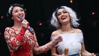 Ini adalah kali kedua mereka berduet bersama setelah kasus cakar-cakaran saat syuting film. Pool/Palevi S/detikFoto.