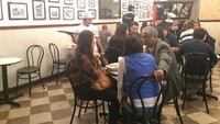 Suasana di dalam restoran La Lucha Sangucheria sendiri cukup ramai pengunjung. Maklum, saat itu saya berkunjung tepat di malam minggu, jadi wajar bila ramai (Angga/detikTravel)