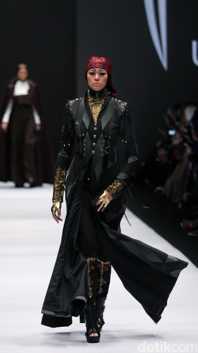 Koleksi Norma Hauri mengangkat tema Road Chic di Jakarta Fashion Week 2017. Senayan City. Jakarta. [Foto: Mohammad Abduh/Wolipop]