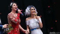 Mereka pun tampak terus bergandengan saat tampil pada malam itu. Pool/Palevi S/detikFoto.