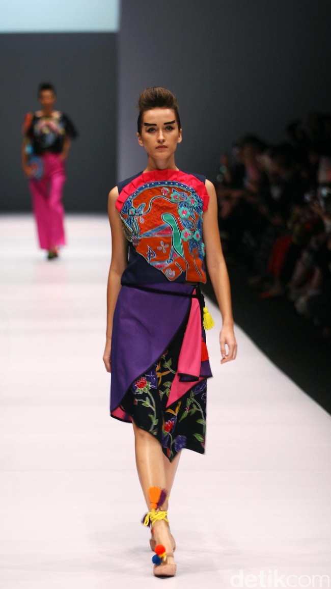 Koleksi Lenny Agustin mengusung tema Jaranan di Jakarta Fashion Week 2017. Senayan City. Jakarta. [Foto: Mohammad Abduh/Wolipop]