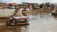 Perahu eretan tersebut menghubungkan Kampung Pulo dan Bukti Duri.