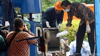 Presiden Jokowi memusnahkan barang bukti narkoba. Barang bukti yang dimusnahkan itu yakni sabu sebanyak 445 kilogram, ekstasi sebanyak 190 ribu butir, ganja kering 422 kilogram, dan happy five sebanyak 323 ribu butir.