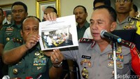 Pangdam Jaya Mayjen Teddy Lhaksmana bersama Kapolda Metro Jaya Irjen Mochamad Iriawan menunjukan rapat antara TNI dan Polri sebelum penangkapan tersangka makar.