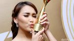 Muah...Kecupan Ayu Ting Ting