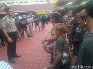 Terjaring Operasi Preman, 14 Pemuda Ini Dihukum Menyanyikan Indonesia Raya