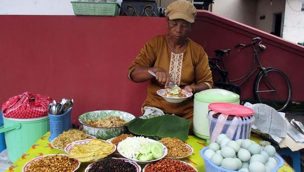 Masyarakat juga bisa menikmati kuliner nasi gurih nan lezat.