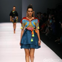 Koleksi Lenny Agustin mengusung tema Jaranan di Jakarta Fashion Week 2017. Senayan City. Jakarta. [Foto: Mohammad Abduh/Wolipop]