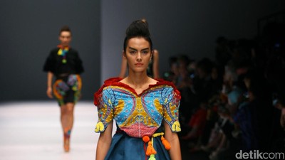 Foto: Koleksi Lenny Agustin di Jakarta Fashion Week 2017