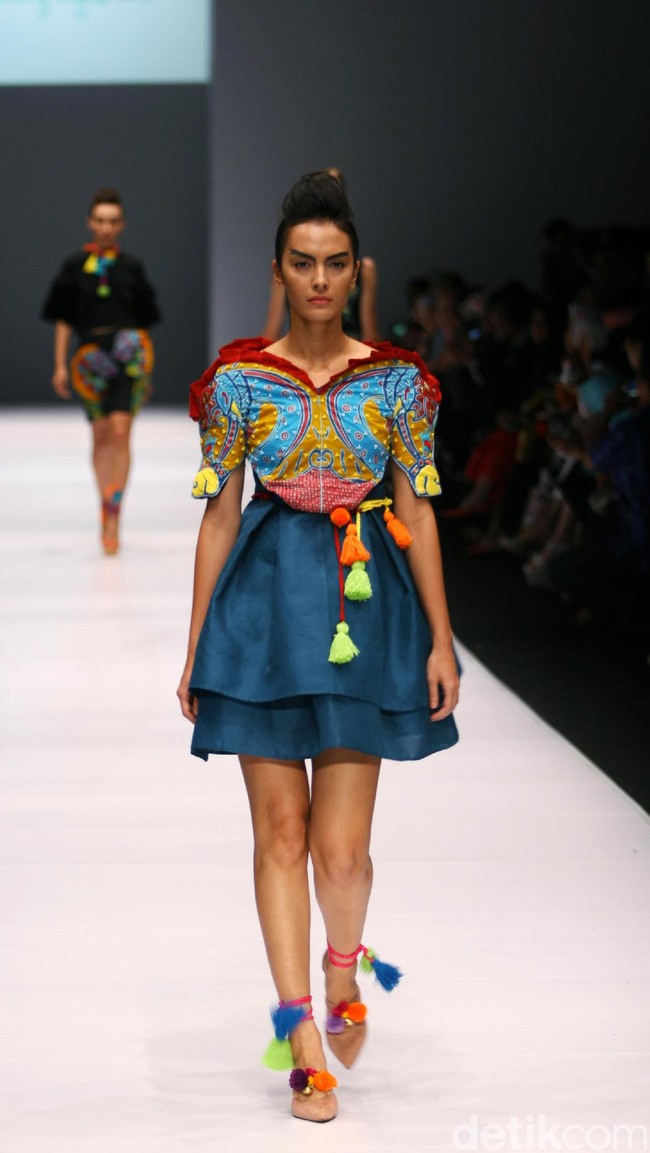 Koleksi Lenny Agustin mengusung tema Jaranan di Jakarta Fashion Week 2017. Senayan City. Jakarta. [Foto: Mohammad Abduh/Wolipop]