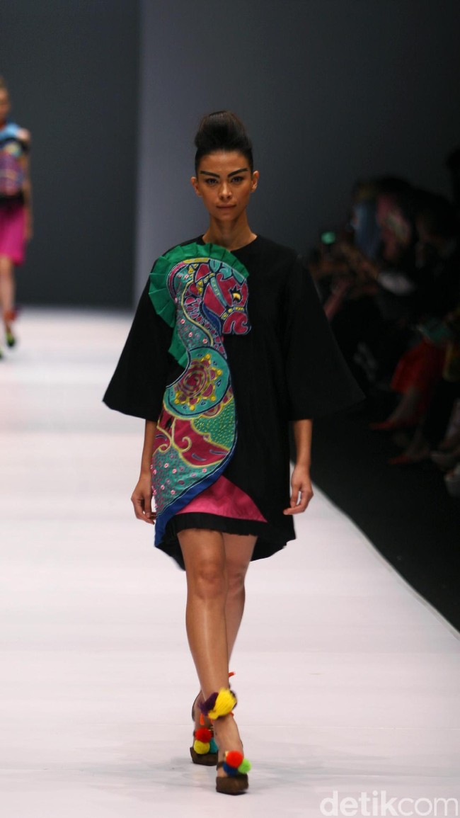 Koleksi Lenny Agustin mengusung tema Jaranan di Jakarta Fashion Week 2017. Senayan City. Jakarta. [Foto: Mohammad Abduh/Wolipop]
