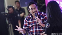Di acara ini Djarot juga menjelaskan alasan dirinya enggan aktif di media sosial. Cawagub DKI nomor urut 2 itu mengaku bahwa ia diminta oleh sang anak agar tidak aktif di media sosial agar tidak saling bersaing.