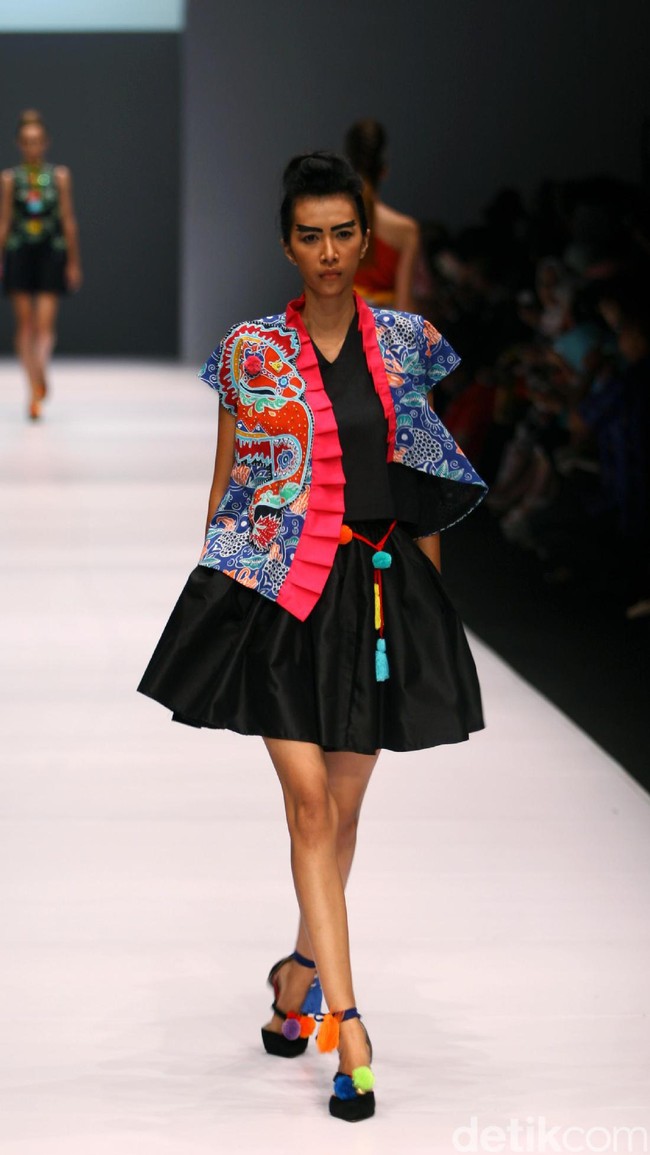Koleksi Lenny Agustin mengusung tema Jaranan di Jakarta Fashion Week 2017. Senayan City. Jakarta. [Foto: Mohammad Abduh/Wolipop]