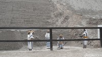Tampak juga sejumlah orang yang terlihat tengah mengenakan pakaian tradisional setempat. Entah apakah mereka adalah penjaga Piramida atau hanya sekedar aktor yang mencari uang dengan memakai kostum (Angga/detikTravel)