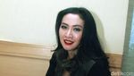 Pesona Istri Rommy Rafael dalam Busana Serba Hitam