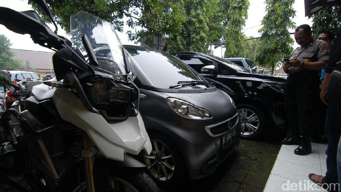 KPK Sita 3 Mobil dan 1 Moge BMW dari Rumah Sekda Jombang
