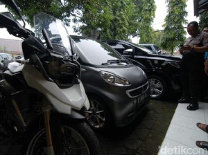 KPK Sita 3 Mobil dan 1 Moge BMW dari Rumah Sekda Jombang