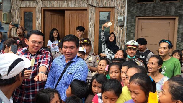 Ahok mentraktir bocah-bocah di Cipete es goyang.
