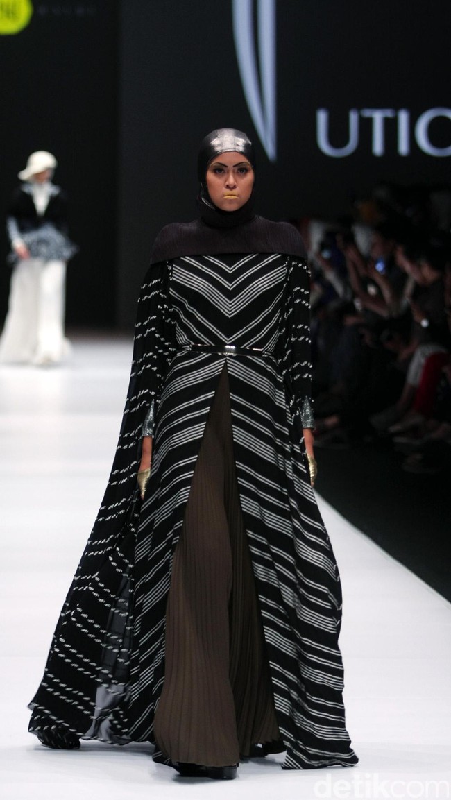 Koleksi Norma Hauri mengangkat tema Road Chic di Jakarta Fashion Week 2017. Senayan City. Jakarta. [Foto: Mohammad Abduh/Wolipop]