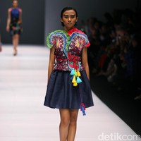 Koleksi Lenny Agustin mengusung tema Jaranan di Jakarta Fashion Week 2017. Senayan City. Jakarta. [Foto: Mohammad Abduh/Wolipop]