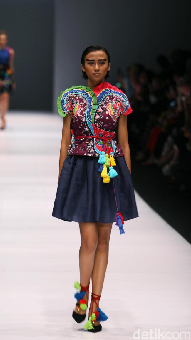 Koleksi Lenny Agustin mengusung tema Jaranan di Jakarta Fashion Week 2017. Senayan City. Jakarta. [Foto: Mohammad Abduh/Wolipop]
