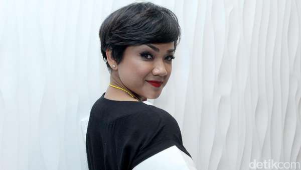 Bibir Merah Nirina Zubir Bibir Merah Nirina Zubir