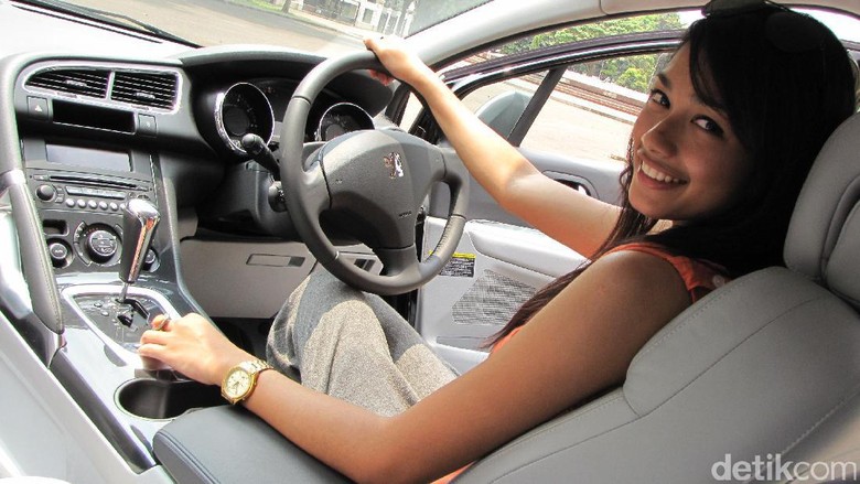Nyetir Model Faradina di balik setir Peugeot 3008